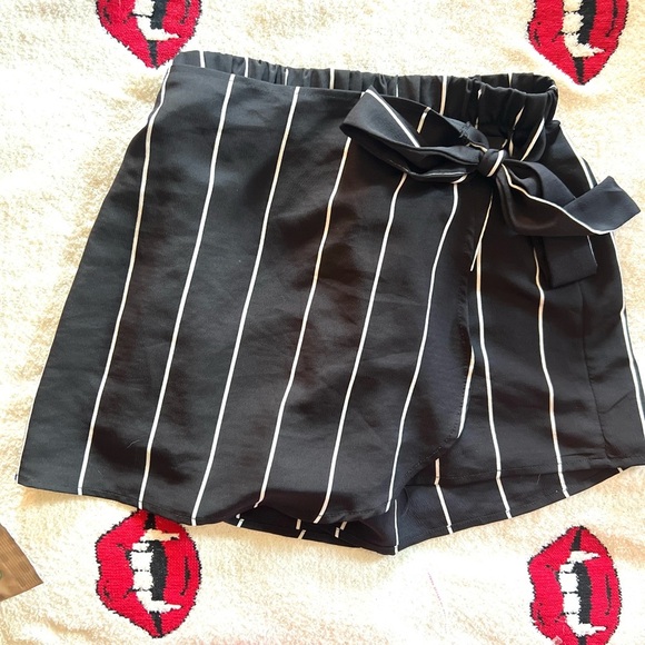 🖤CHARLOTTE RUSSE SUPER CUTE BLACK AND WHITE WRAP SKORT-EUC🖤SZ XS - Picture 10 of 11